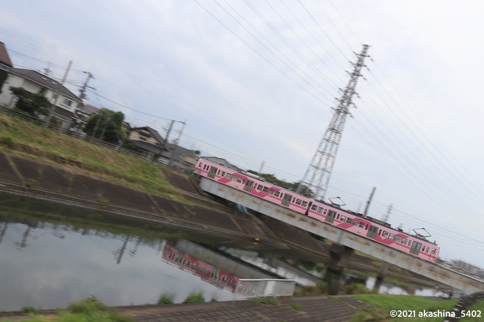 曇天の坂川を渡る流山行「さくら」