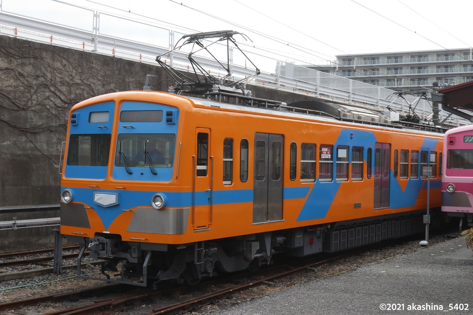 検車区構内を移動する5002編成「流星」第2形態