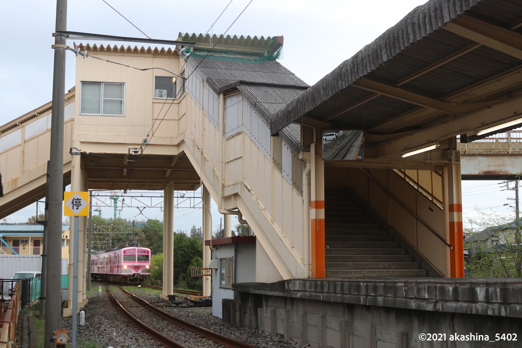 小金城趾駅に入線する「さくら」