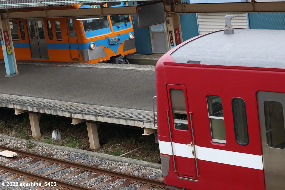 流山駅で離合する「流星」と「あかぎ」