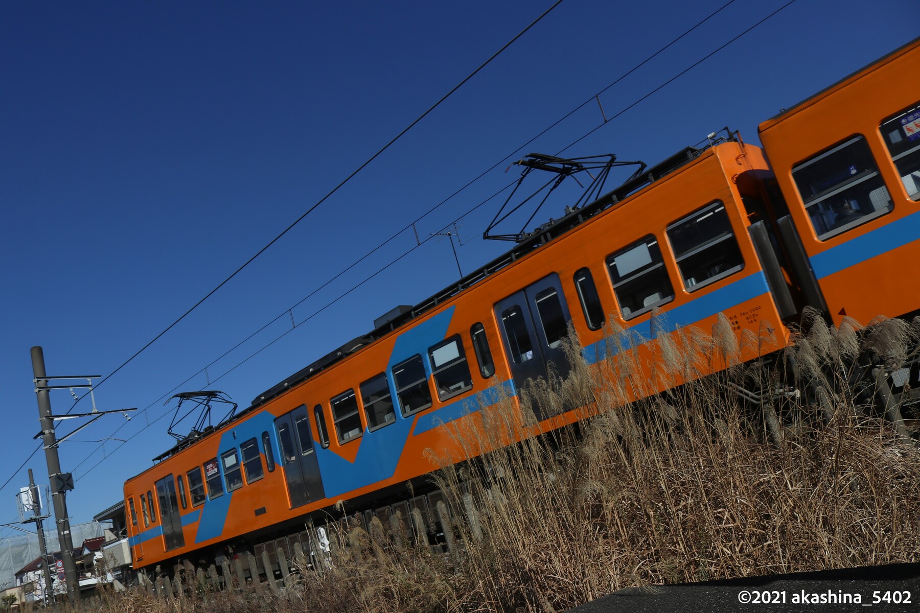 青空に似合う空色帯電車、坂川橋りょう北側のカーブを進む流鉄5002編成「流星」