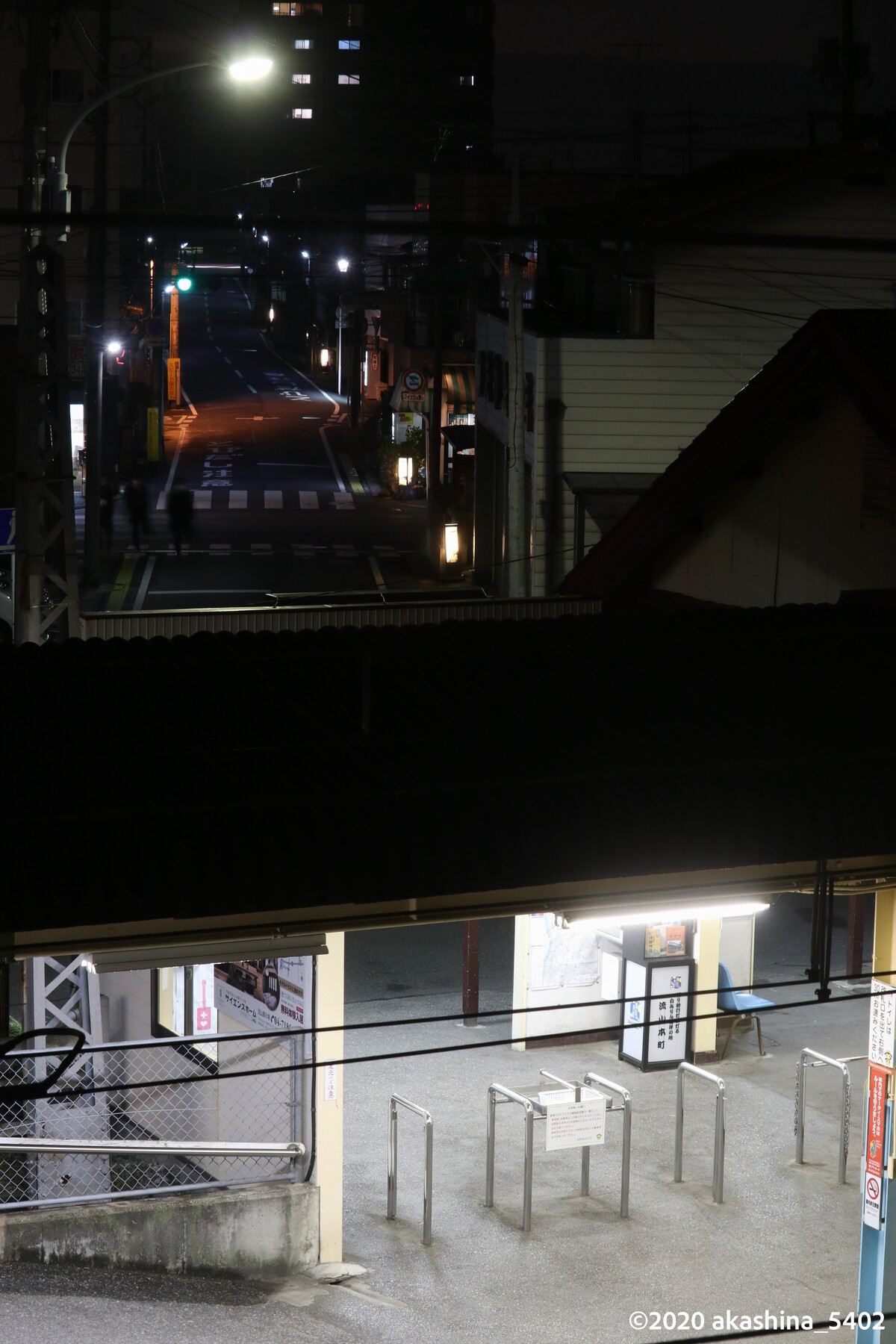 流山駅の改札と駅前通り