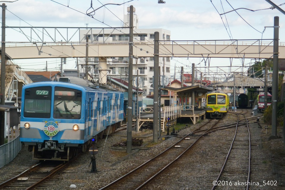 朝の流山駅。流鉄開業100周年記念ヘッドマークの「流馬」が2番線から発車