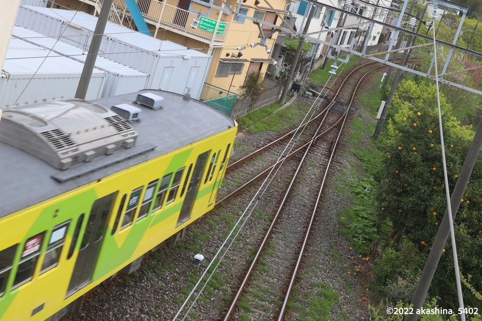 小金城趾駅を発車していく5005編成「なの花」