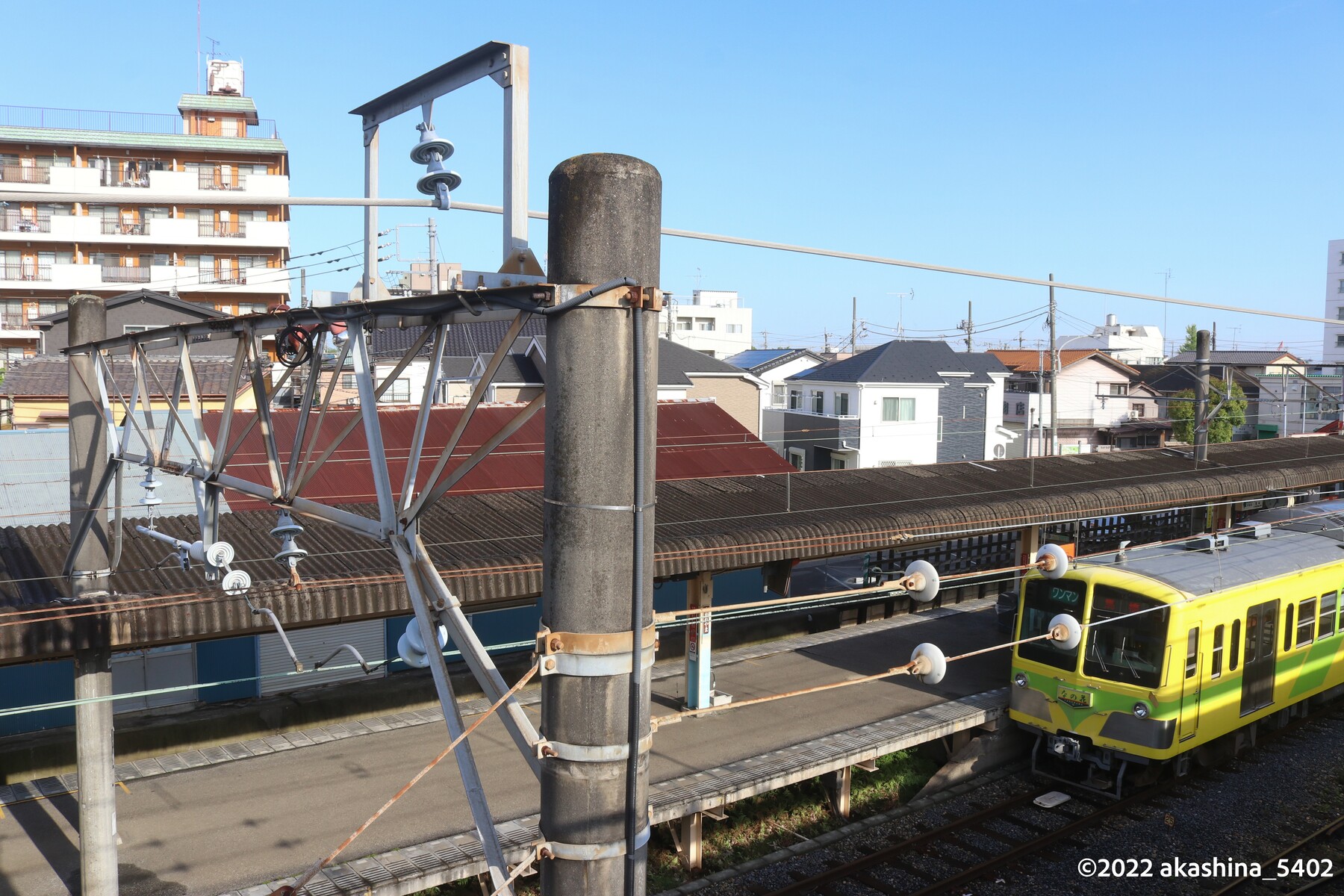 朝の流山駅、朝日を受ける架線柱