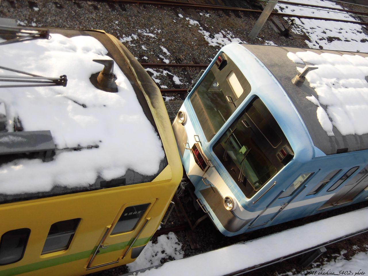 検車区にいる電車の上は真っ白だった