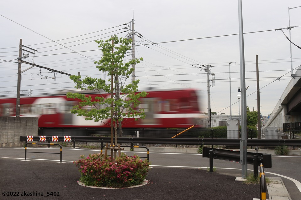 陸橋脇の広場と「あかぎ」