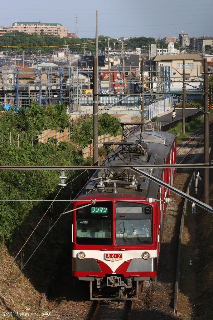 鰭ヶ崎の住宅街を背景に流山へ向かう「あかぎ」