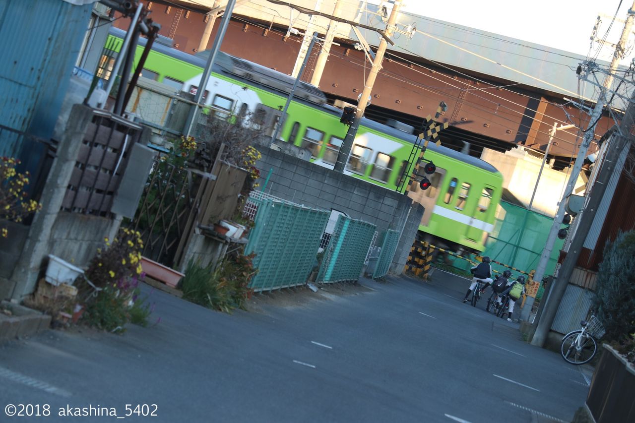 住宅街から見える電車