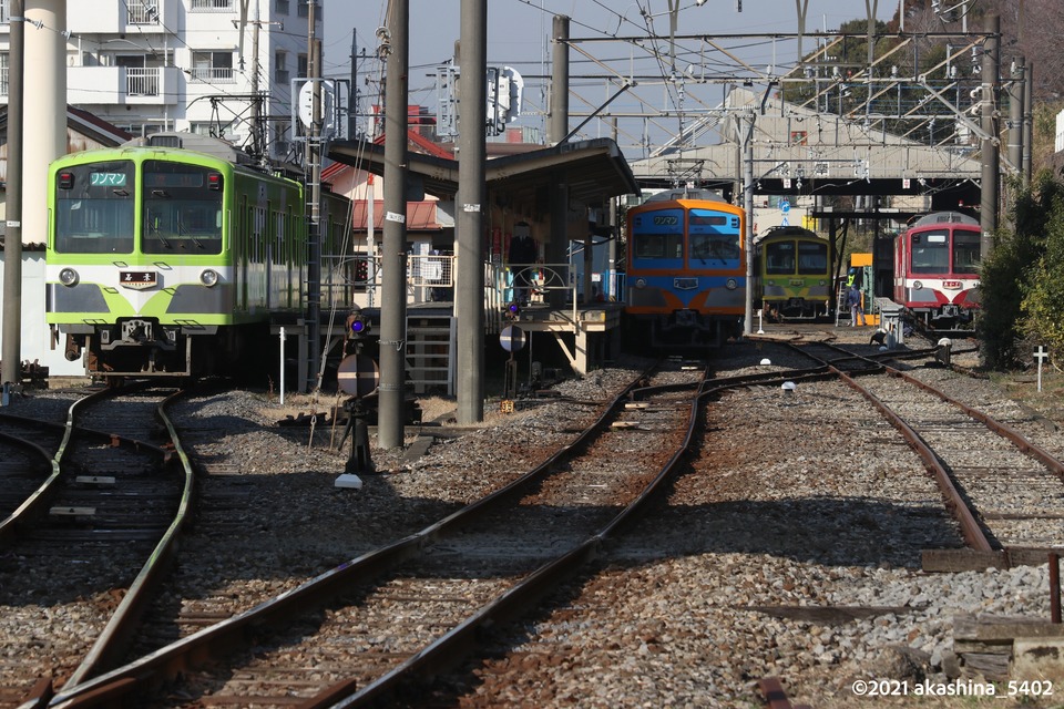 流山駅の2番線に到着する「若葉」