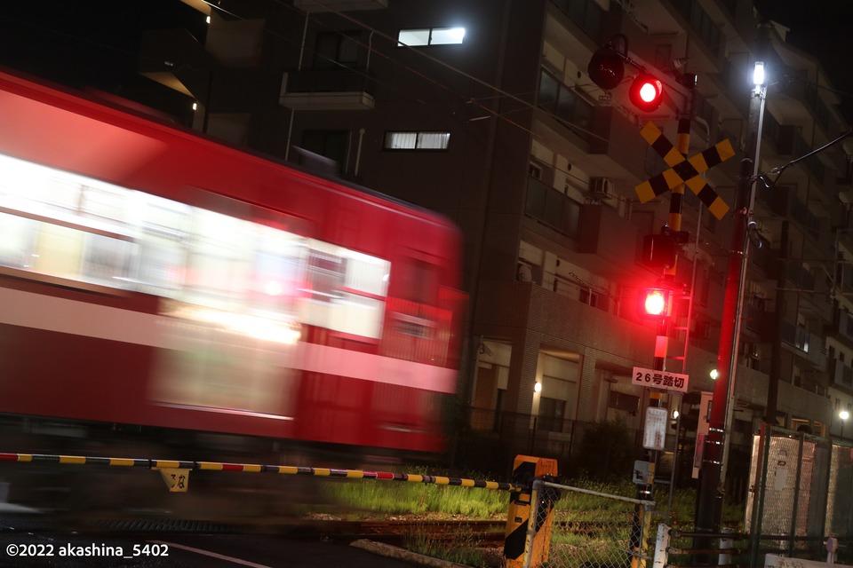 夜の踏切を通過する「あかぎ」