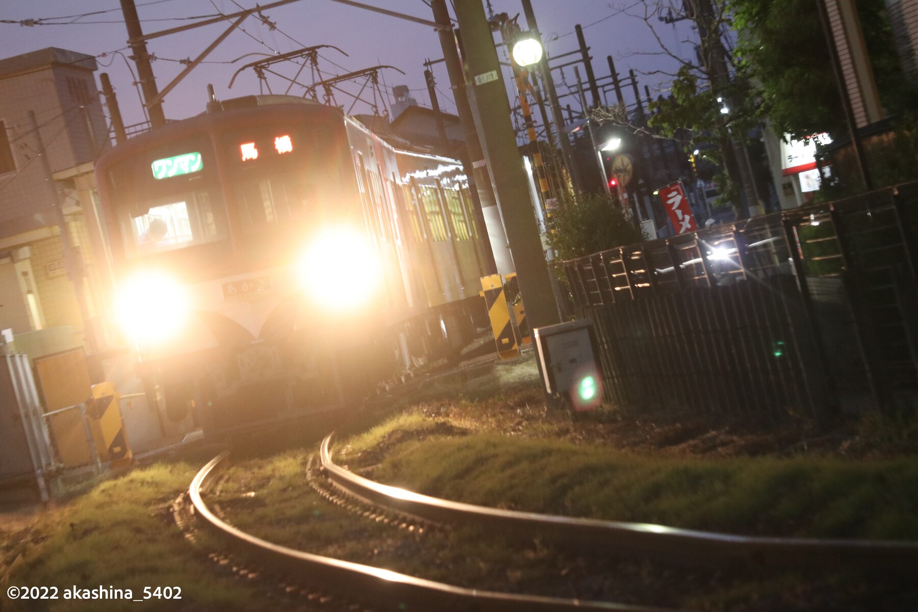 カーブの先で光る流山線「あかぎ」の前照灯