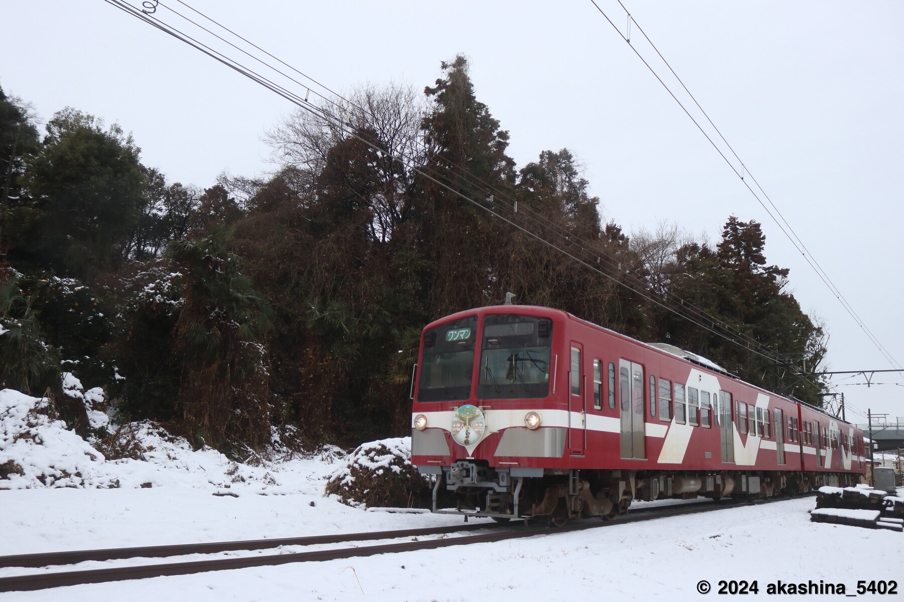 雪が積もって冬景色の林と「あかぎ」