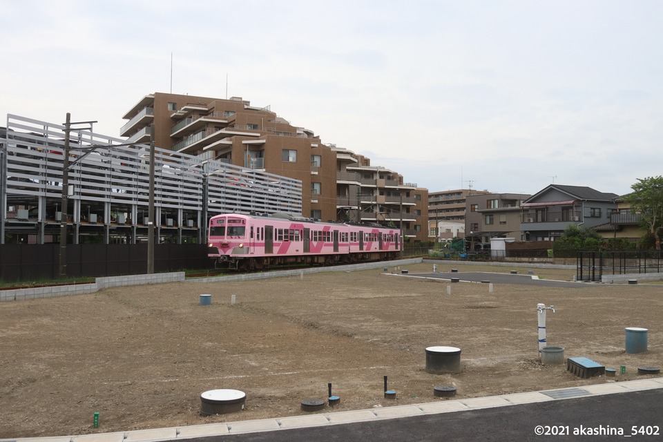 整地された住宅用地を横目に走る馬橋行「さくら」