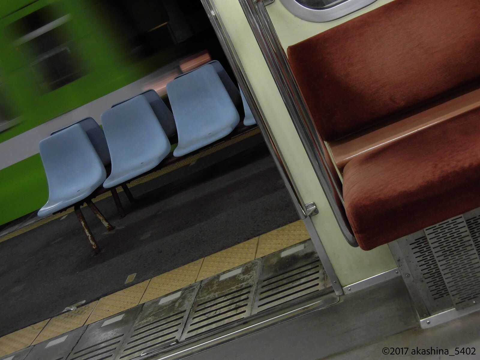 小金城趾駅、列車交換風景