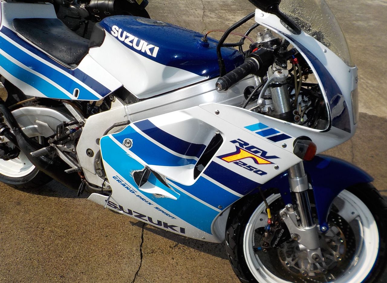 RGV250ガンマ VJ23 フロントカウル・メーター・ヘッドライト・ステー 96-98 VJ23A スズキ RGV250 (ガンマ) カウル関連 | バイクパーツ通販