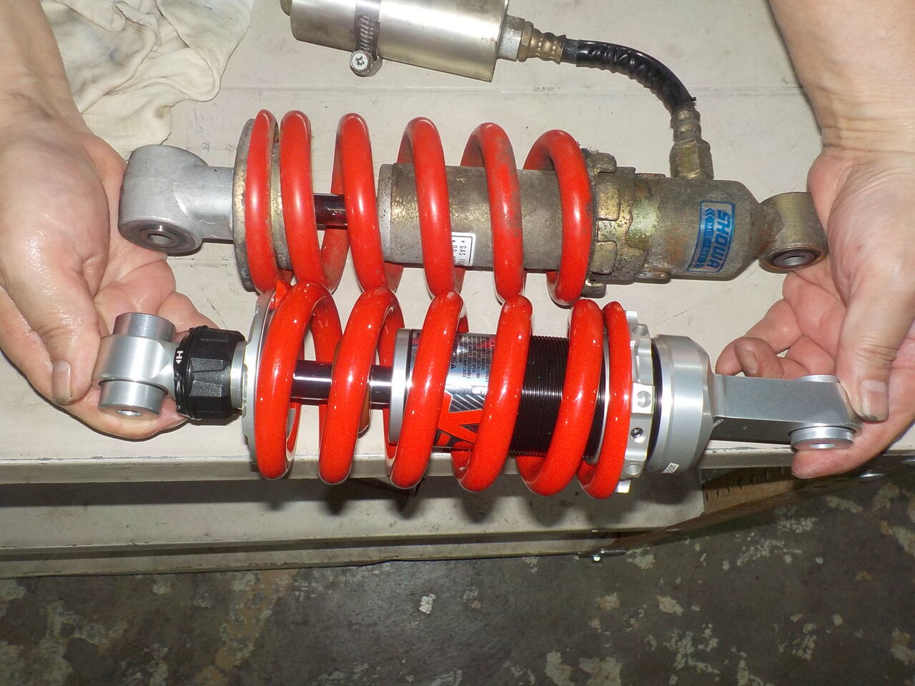 【YSS JAPAN】リアサス CB400SF から取り外し YSS JAPAN】リアサス CB400SF から取り外し