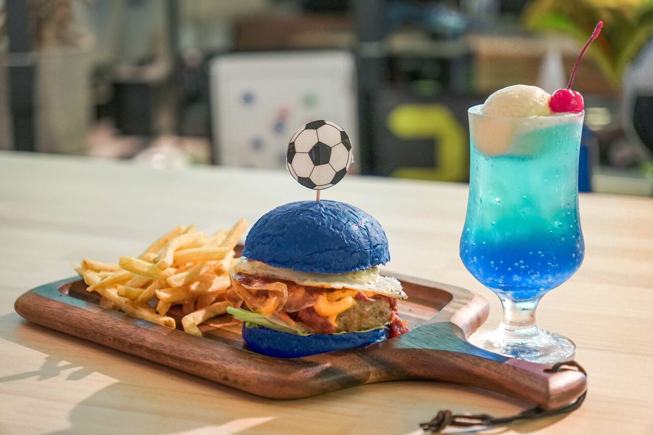 おふろcafe utatane、おふろでラウンジで盛りあがるサッカー観戦