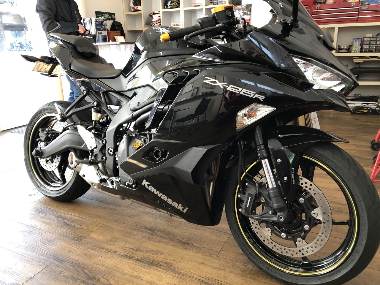 Kawasaki ZX-25R リムストライプの貼付けサービスをご依頼頂き Kawasaki ZX-25R リムストライプの貼付けサービスをご依頼頂き
