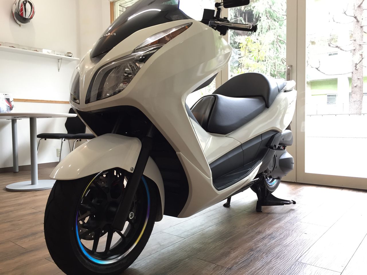 Honda フォルツァsi リムストライプ 貼り付けサービス ｍｄｆスタッフブログ