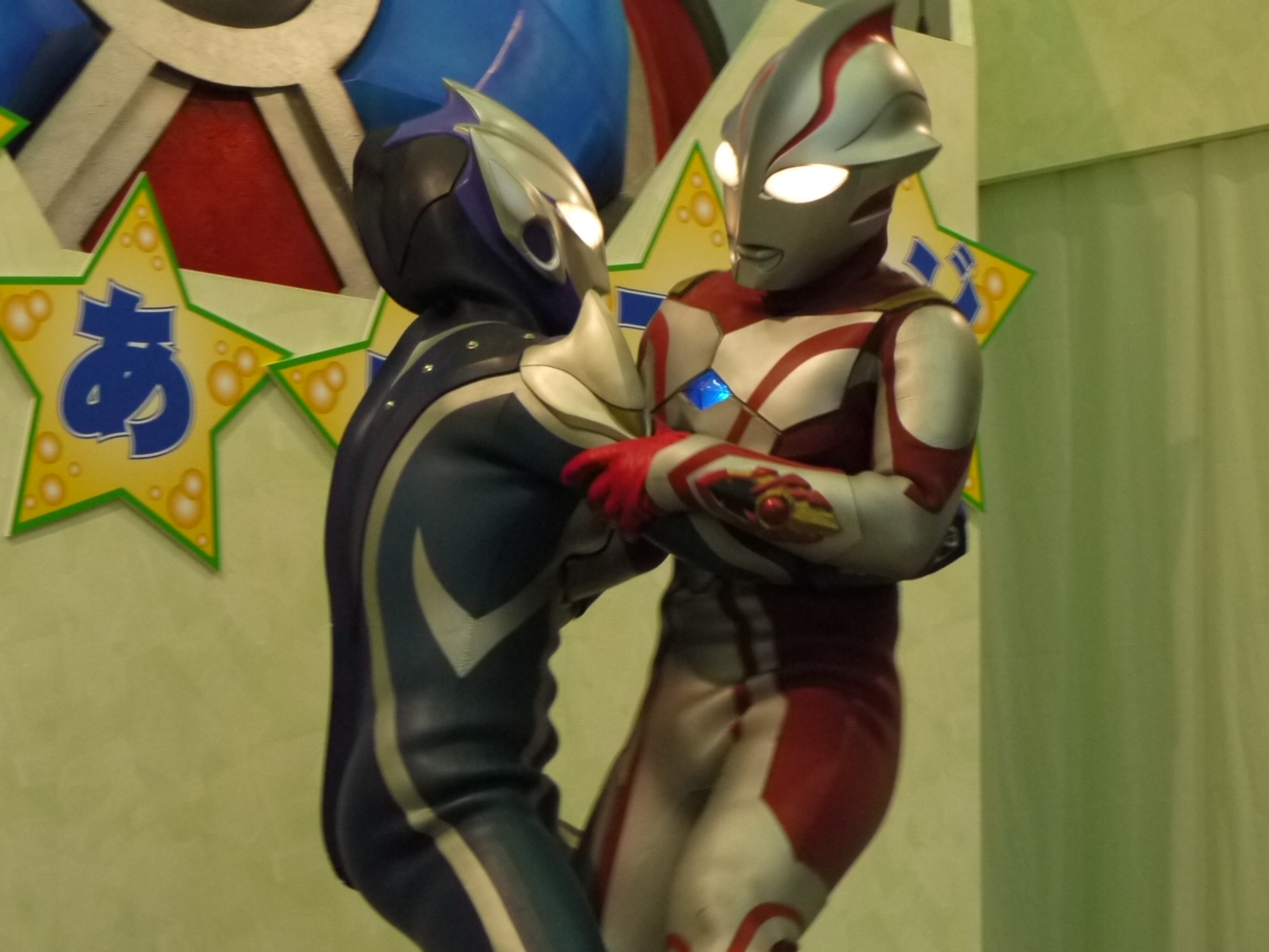 ウルトラマンメビウスとウルトラマンヒカリの相撲対決 趣限無