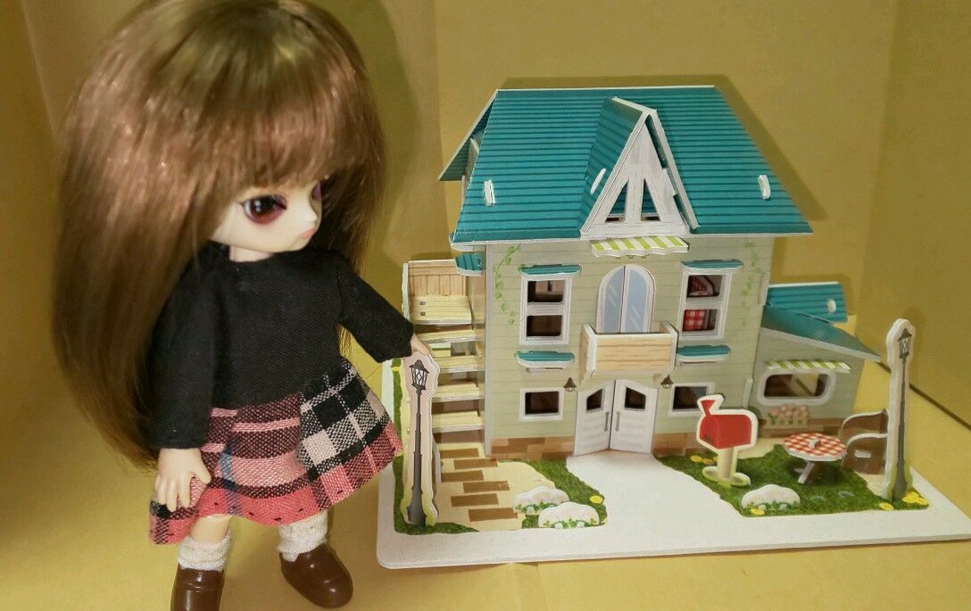 小さなドールハウスを背景にお人形の写真撮影をしてみる At The Azure World 小さなドールハウスを背景にお人形の写真撮影をしてみる At The Azure World