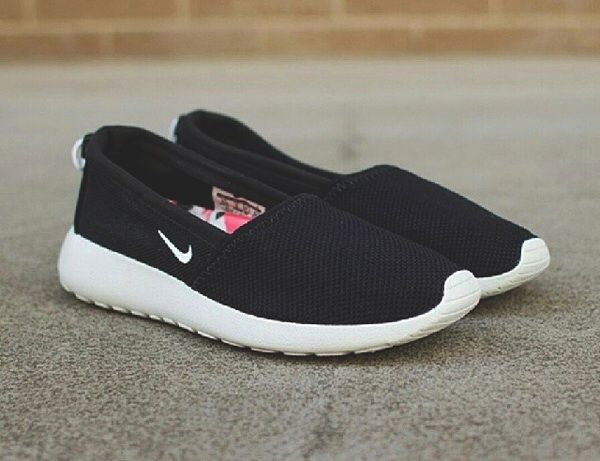nike roshe run slip on black white