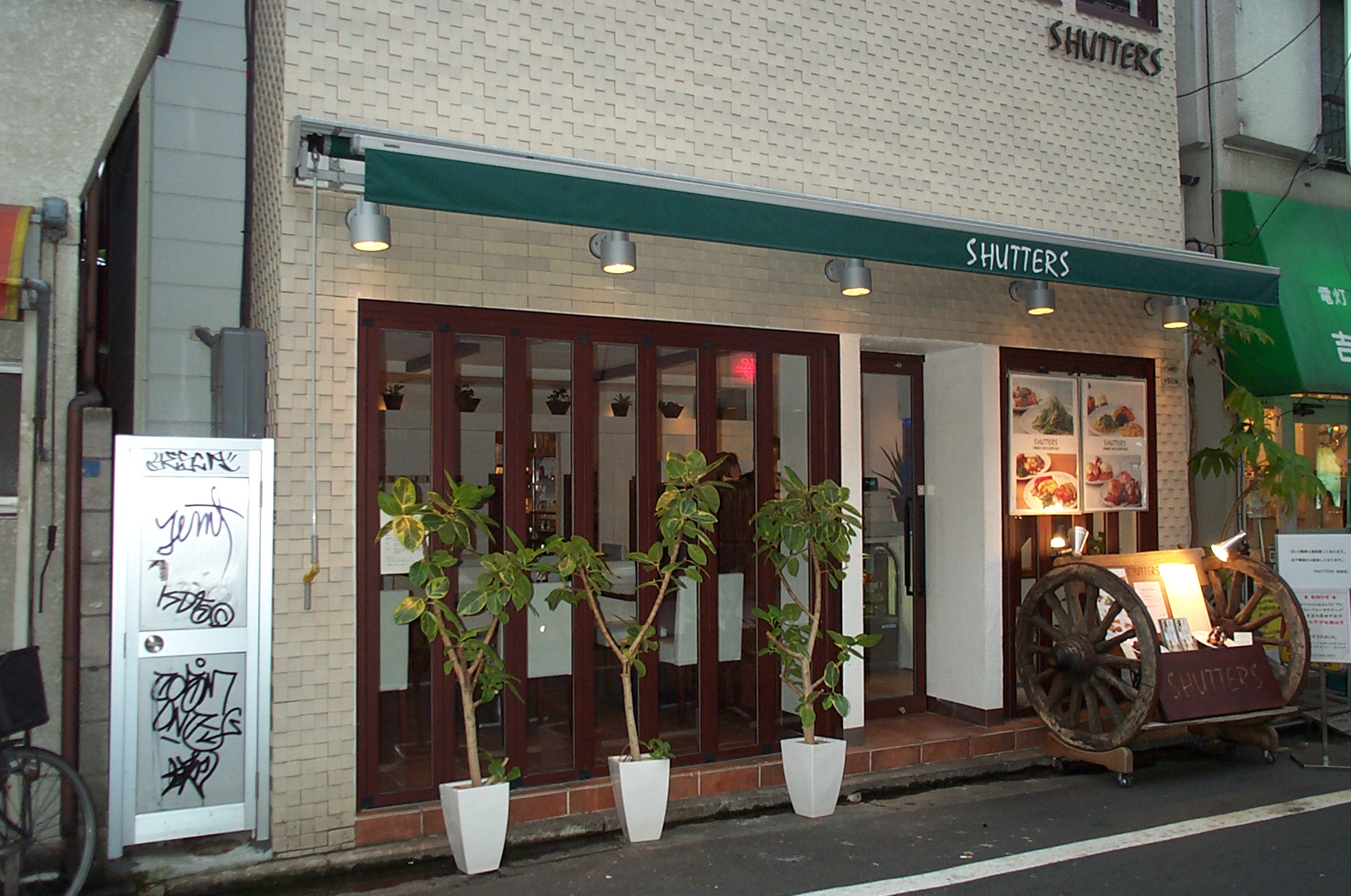 レストラン Shutters吉祥寺店 メディアの棚