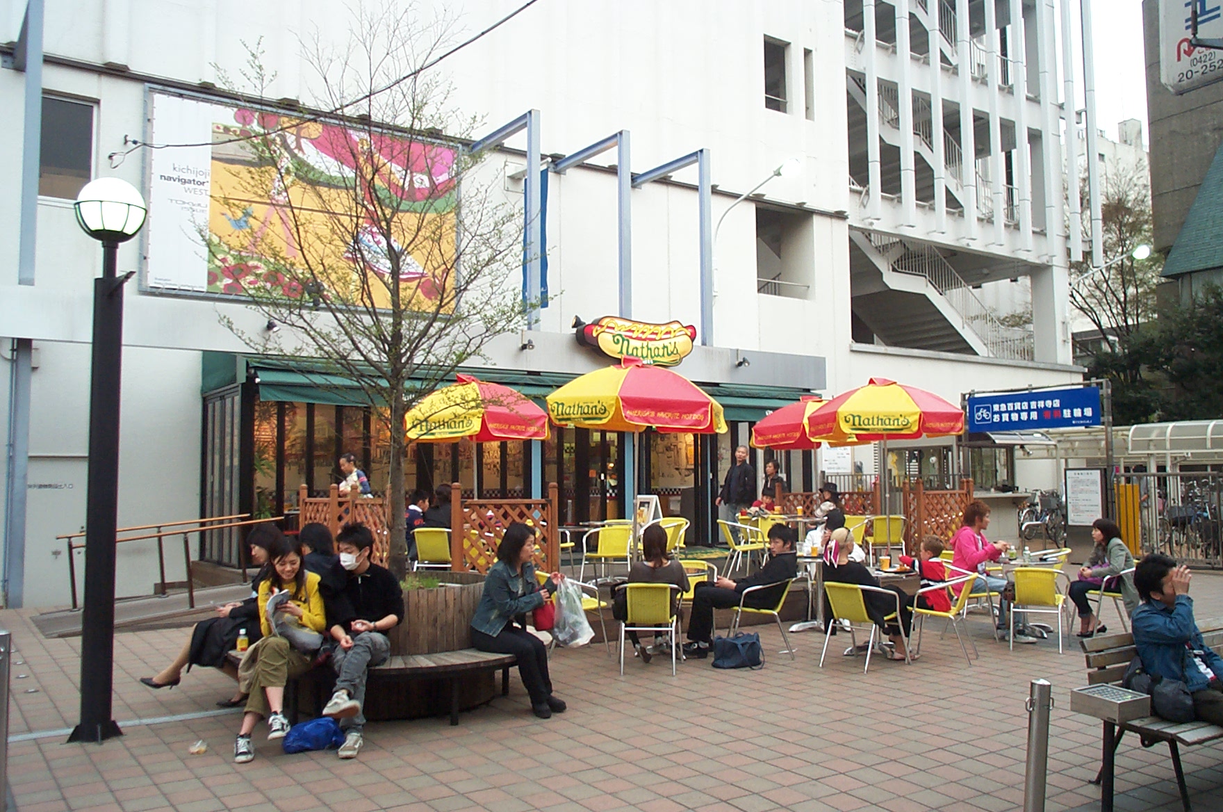 吉祥寺東急百貨店裏 Nathan S メディアの棚