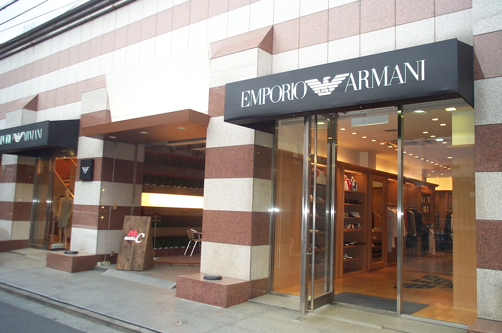 エンポリオ アルマーニ吉祥寺店 メディアの棚