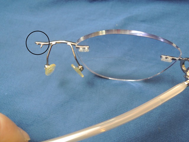 メガネのリムレスフレームのブッシュピン修理 納期1 3日 都内で メガネ 素早く修理 レーザーロウ付けの奥山メガネ