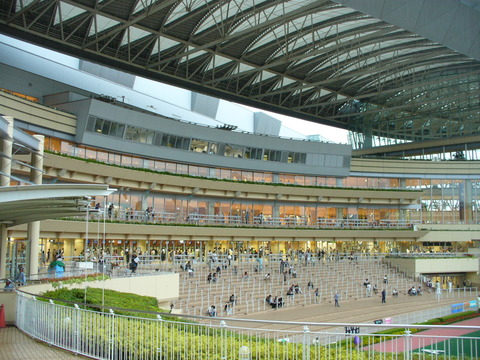阪神競馬場パドック2015