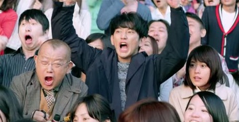 競馬場で喜ぶ