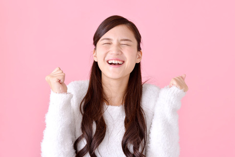 やったーと喜ぶ女性