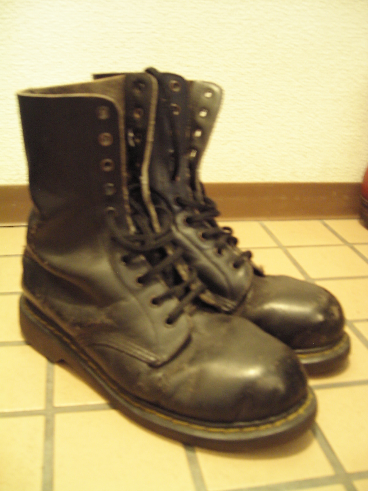 10 hole steel toe dr martens