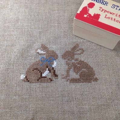 向かい合ったうさぎのクロスステッチ ムスカリとドクダミ 夏の夕べのガタガタ日記