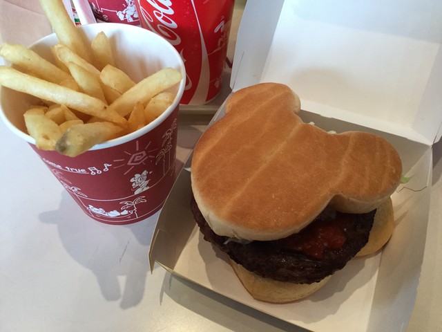 ディズニーランド ミッキー型ハンバーガー ４児まま Megu の育児日記