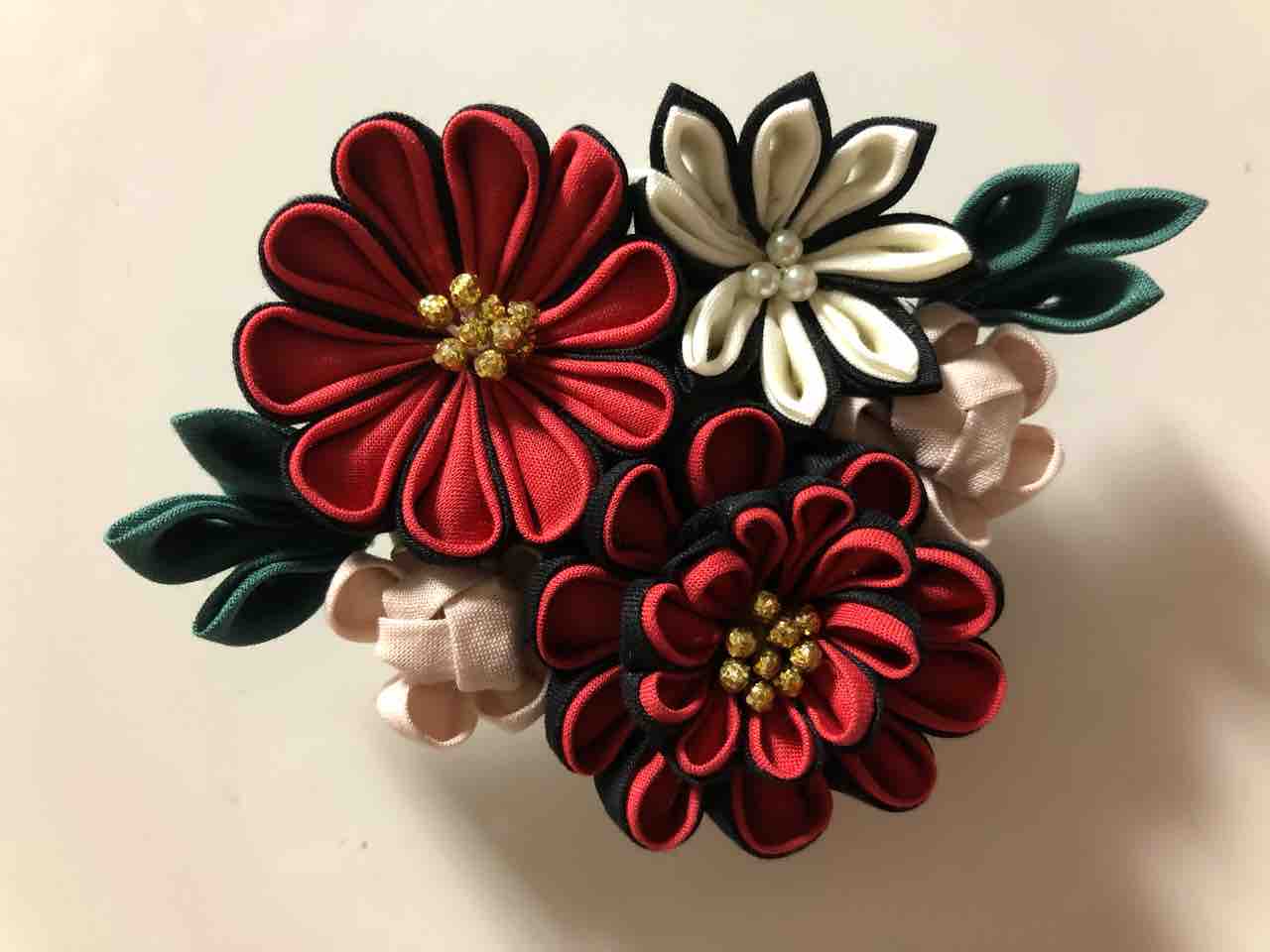 つまみ細工ブローチ作ったよー 工場勤務で100万円