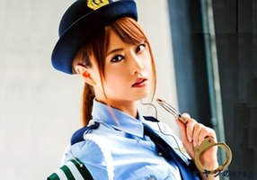 ドS痴女婦警、吉沢明歩!性犯罪は許しません、私の足でお仕置きよ・・・