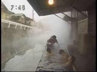 丸見えの温泉 小設tvの中の少年