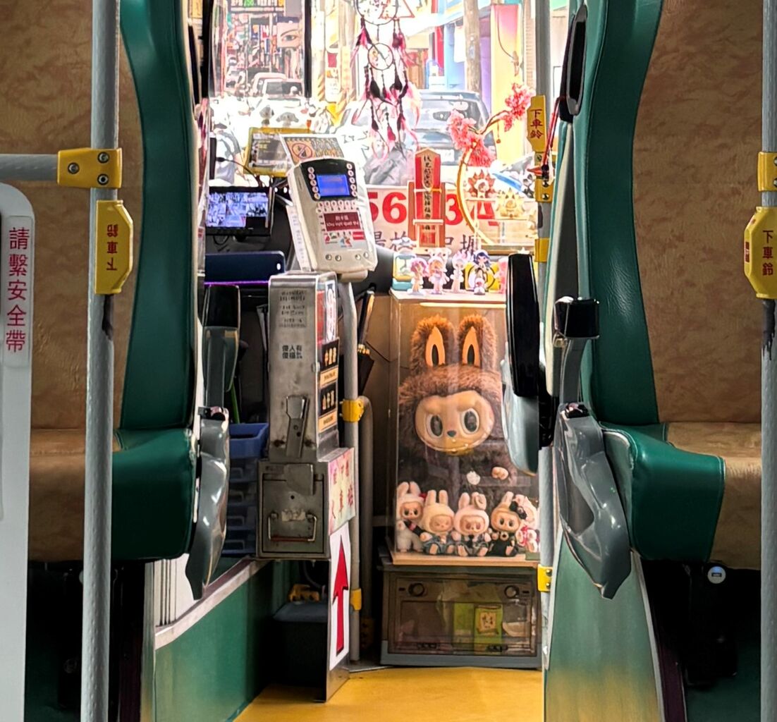 台湾公車(路線バス)車内にショーケース！ラブブぬいぐるみや日本の御札