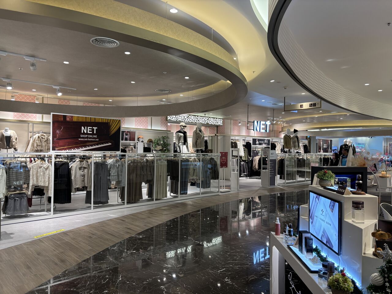 百貨店内NET ビジネスシーンやドレスコードOKな服多し(高雄義享時尚広場eskymall) : 好吃 好酒 好台湾!