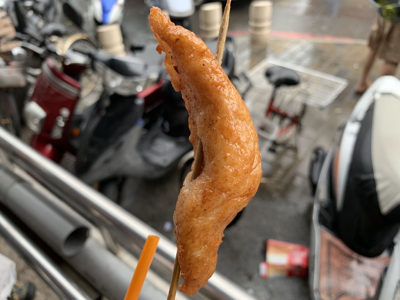 東港グルメ 旗魚黒輪 カジキのすり身揚げ 花枝排 イカカツ ウマし 瑞字號 華僑魚市場 好吃 好酒 好台湾
