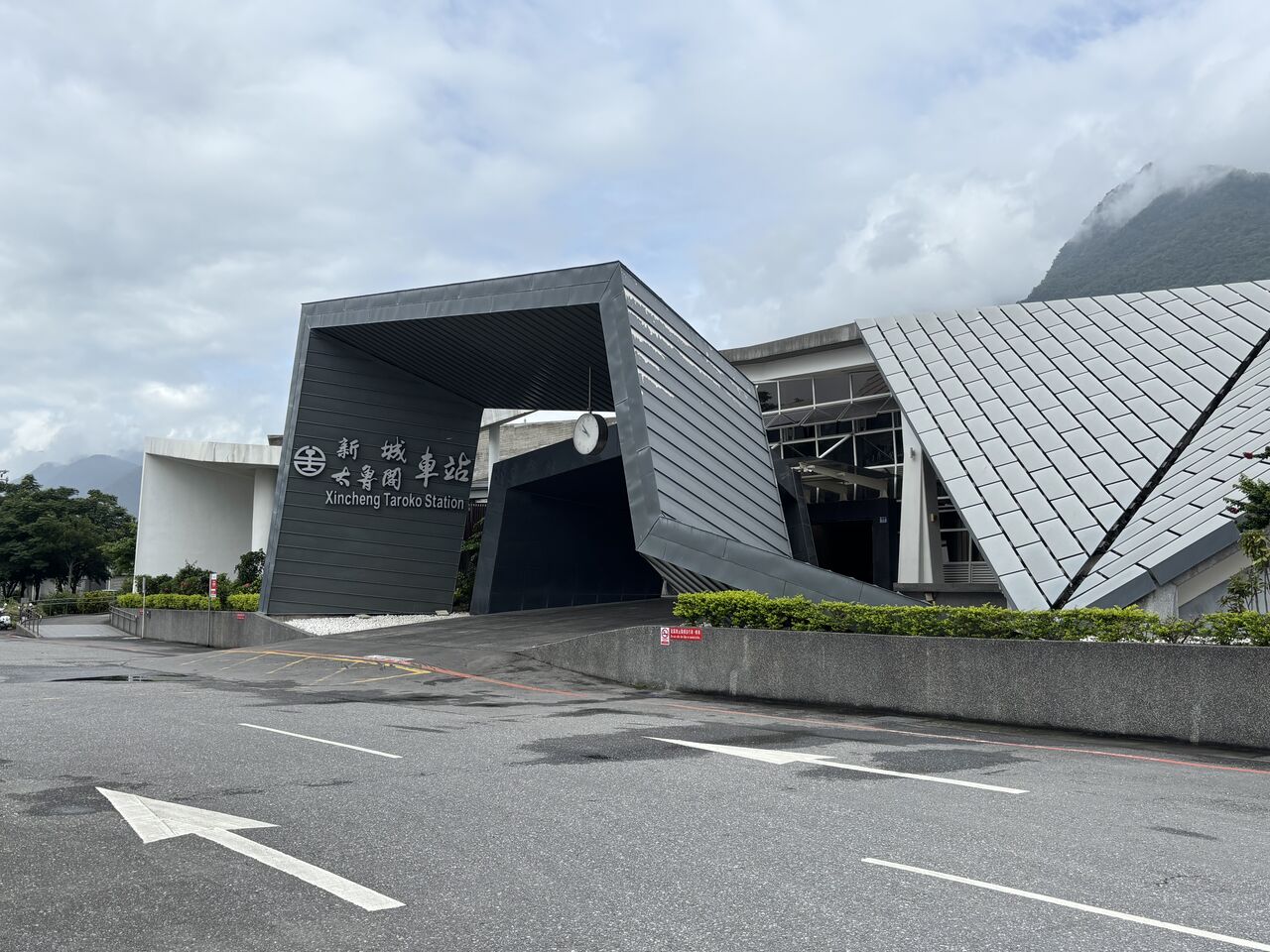 タロコ(太魯閣)へ新城駅から台湾好行バス310～駅前ロータリー左側が