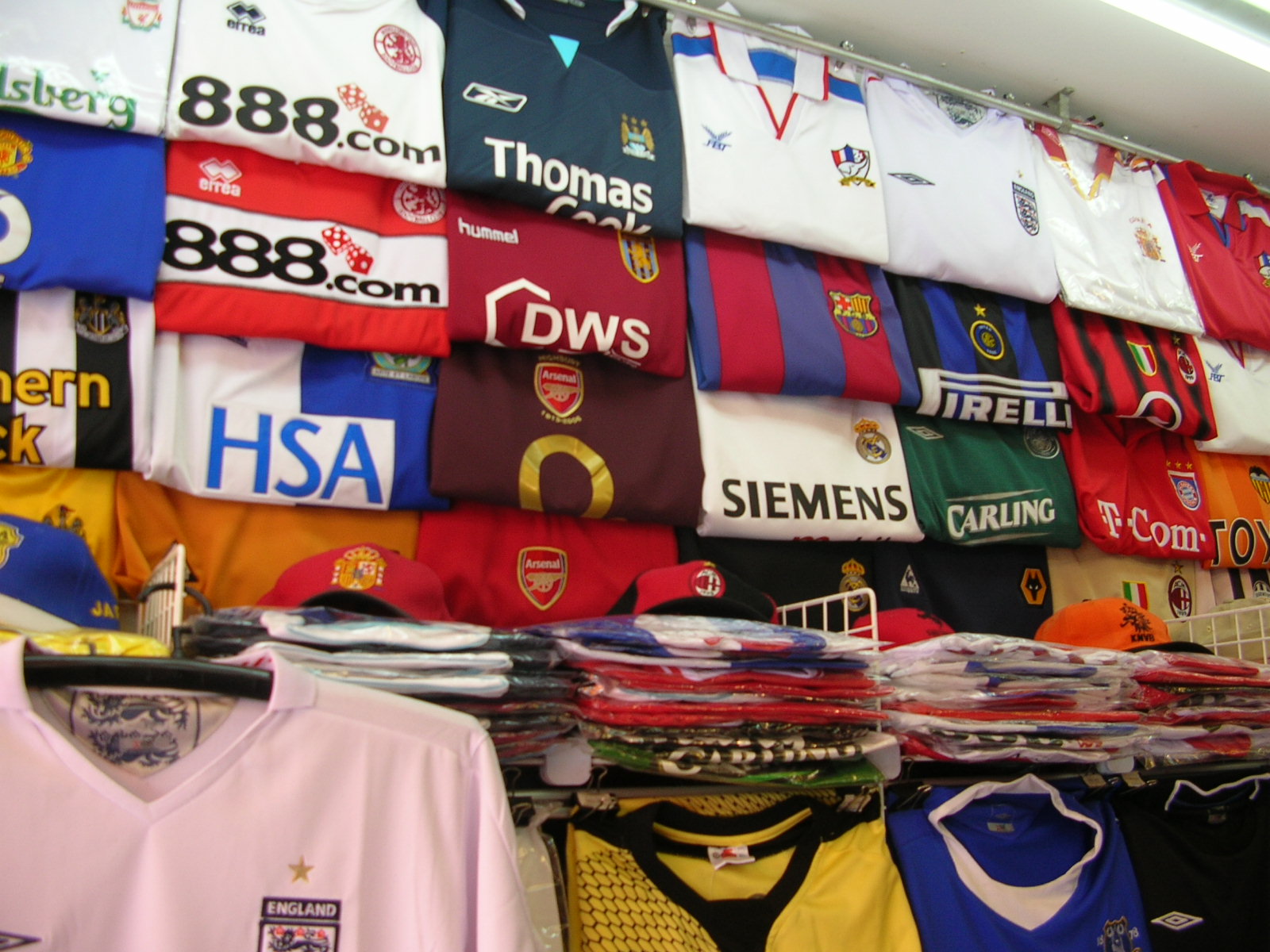 パトンのお店で売られていたもの 津波ｄｖｄとサッカーユニフォーム 西訪旅游 タイ ピピ島 クラビ プーケット 諸々アジア旅のブログ