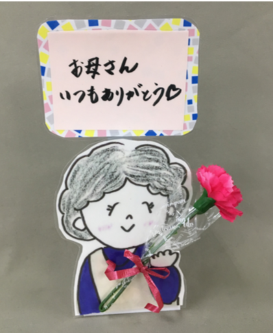 花束持ったお母さん