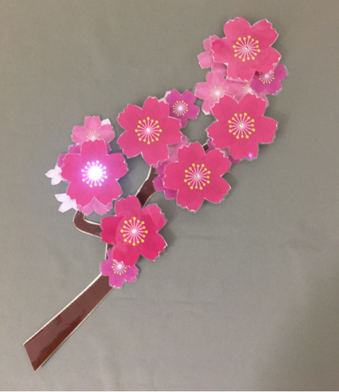 光る桜