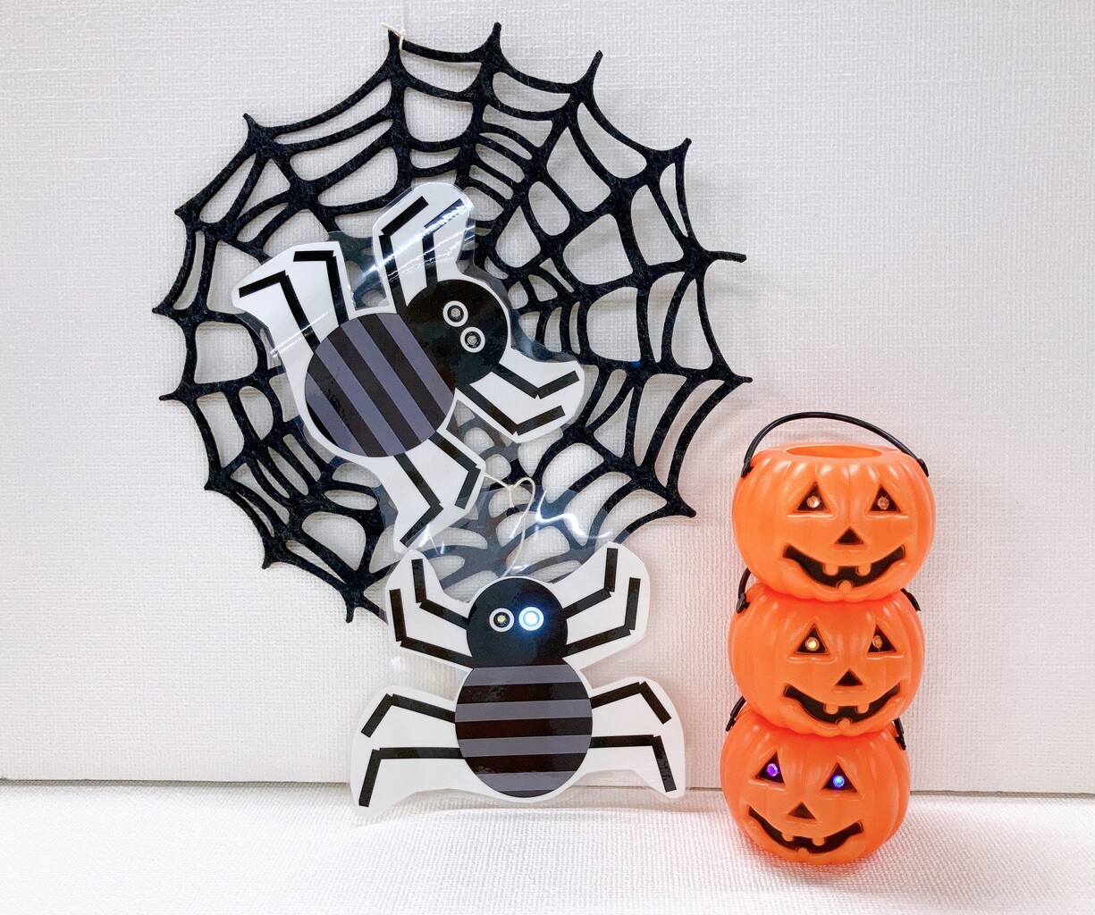 ハロウィン装飾 目がピカピカ光るクモ 光るかぼちゃのバケツ きらりの電池交換で復活 ワクワク販促探検ブログ