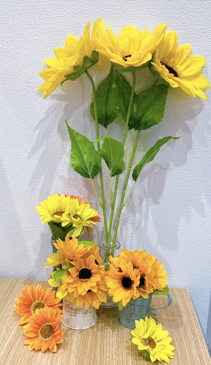 7 8月装飾 ショーウインドウも梅雨明け ひまわり満開となりました ワクワク販促探検ブログ