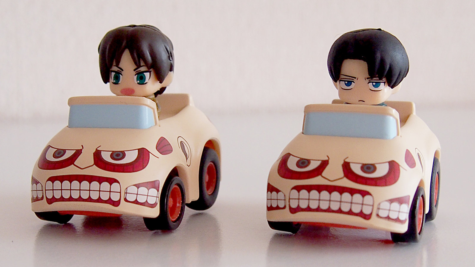 進撃の巨人　チョロQ エレン　リヴァイ エレンとリヴァイが巨人に乗って進撃開始！？ チョロQシリーズに